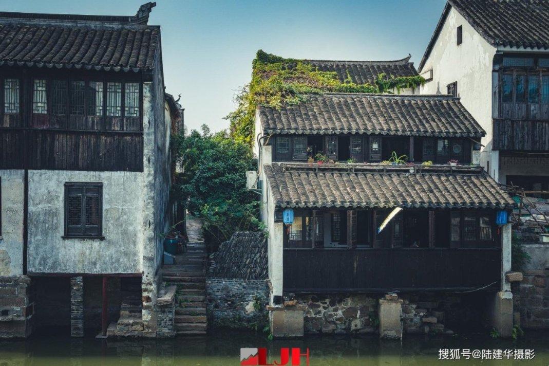 沈阳一青少年冰球邀请赛多支球队比赛中发生冲突:裁判和球队工作人员出面制止